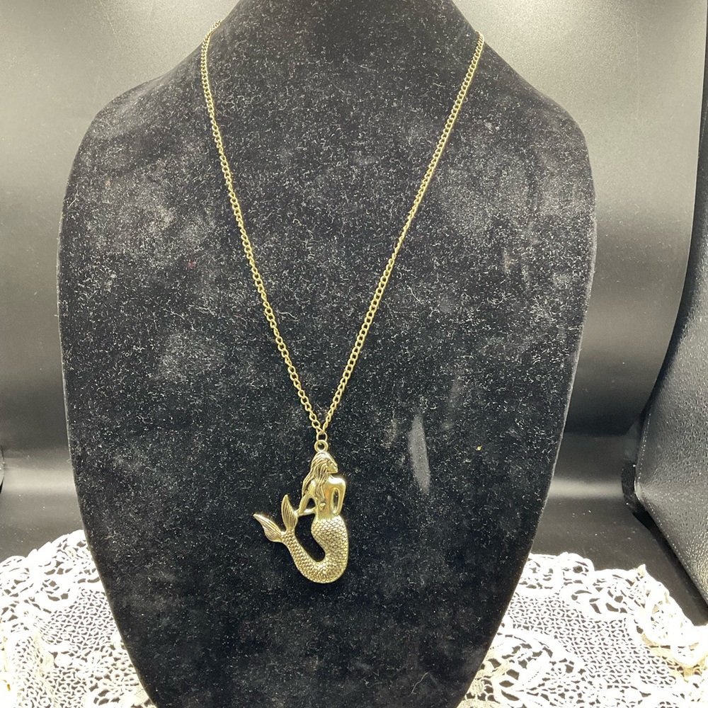 Beautiful gold tone mermaid necklace